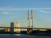 Große Obuchowski Brücke im Abendlicht in St. Petersburg